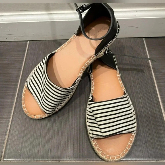 Old Navy striped flat sandals - Picture 2 of 4